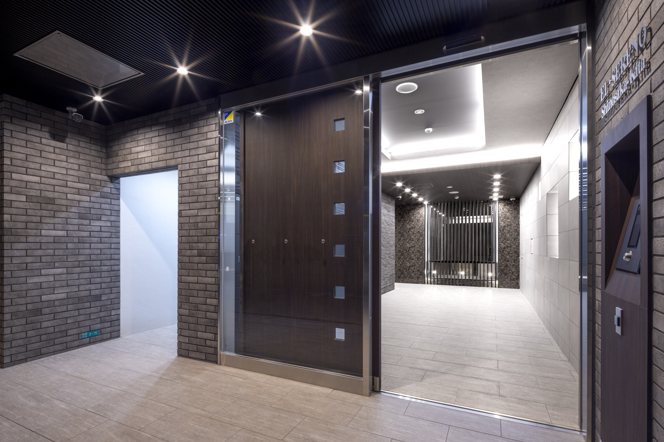 8.エントランス(夕景)